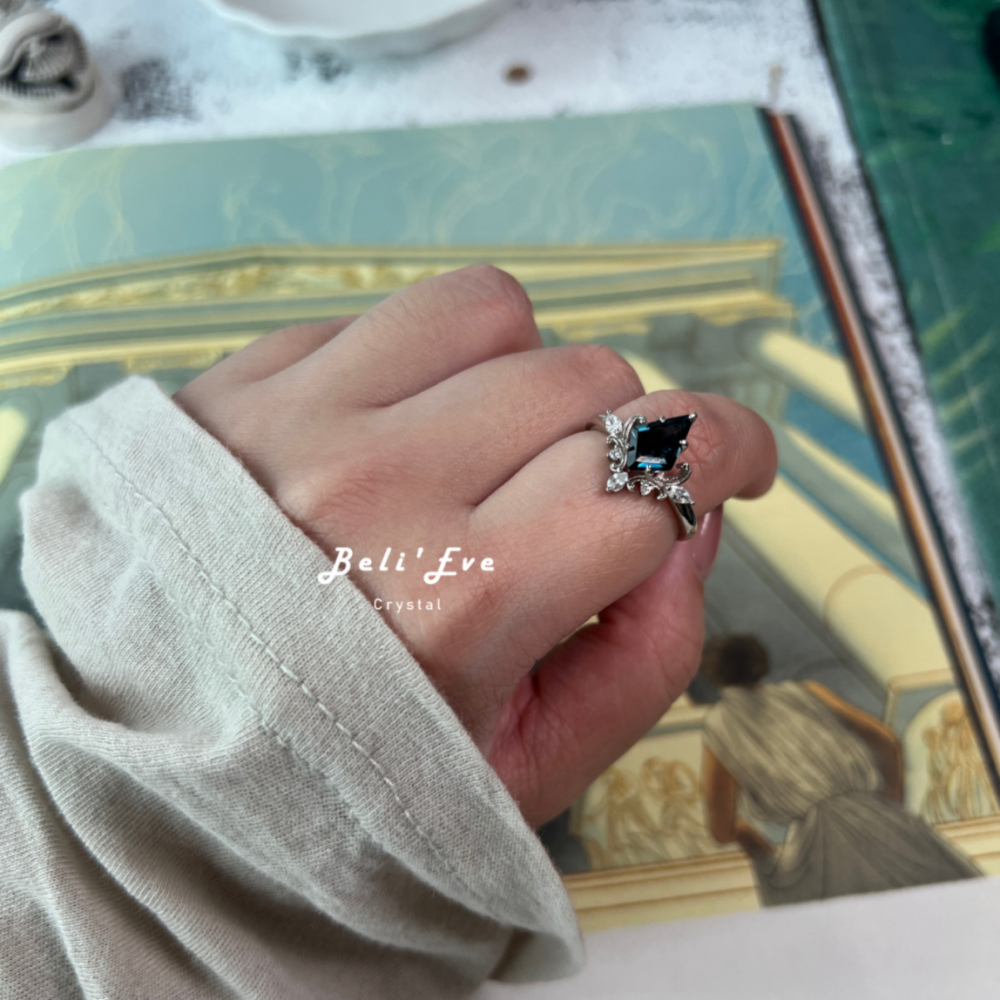 『純銀鑲嵌』菱形拓帕石 托帕石戒指 倫敦深藍色 可調節 權威感領袖魅力提升