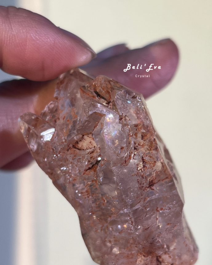 『手握療癒』骸骨水晶 骨骸水晶(Elestial Quartz / Skeletal Crystal)  芬斯特水晶