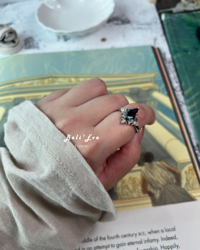 『純銀鑲嵌』菱形拓帕石 托帕石戒指 倫敦深藍色 可調節 權威感領袖魅力提升