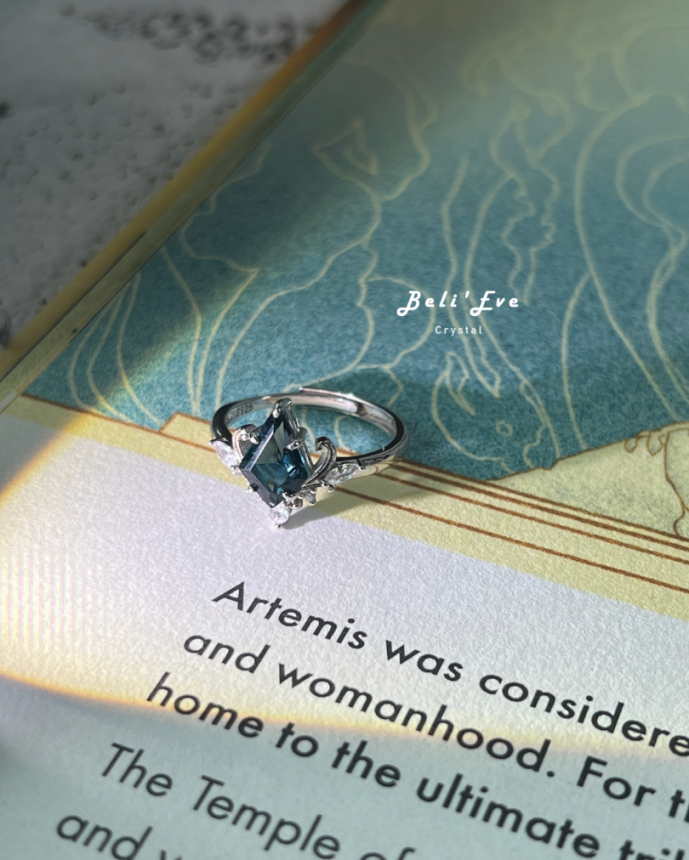 『純銀鑲嵌』菱形拓帕石 托帕石戒指 倫敦深藍色 可調節 權威感領袖魅力提升